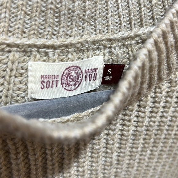 Bundle Knit Sweaters 🧶 - Picture 7 of 14